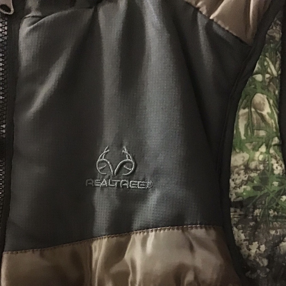 Realtree Reversible Vest - Picture 5 of 10